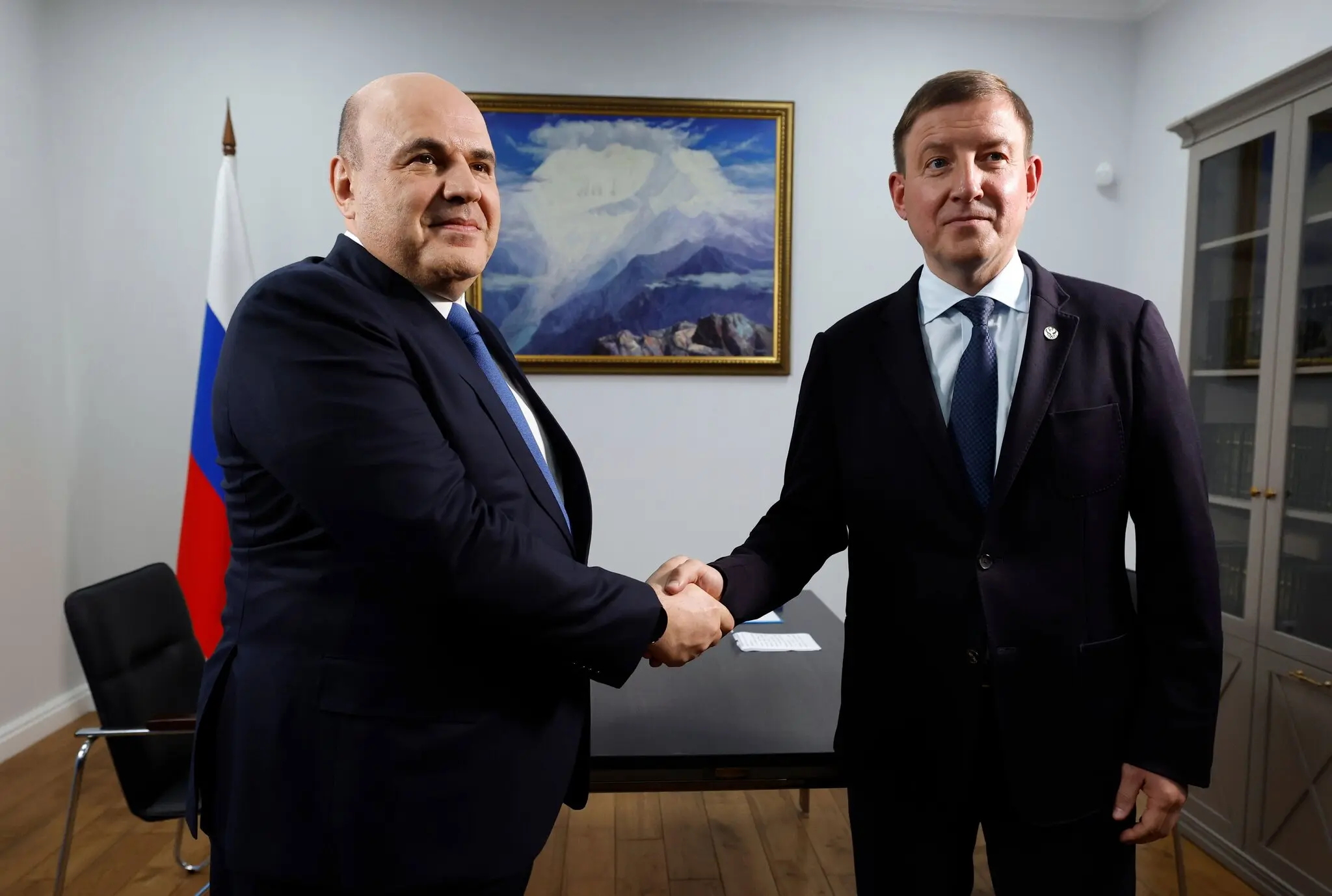 Фотографія, опублікована російськими державними новинними ЗМІ, на якій зображено прем'єр-міністра Михайла Мішустіна (ліворуч) минулого року з Андрієм Турчаком у Горно-Алтайську, Росія.